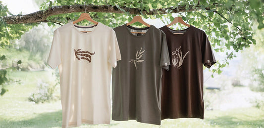 Drei T-shirts hängend am Baum der Collab we are zrcl und badi culture