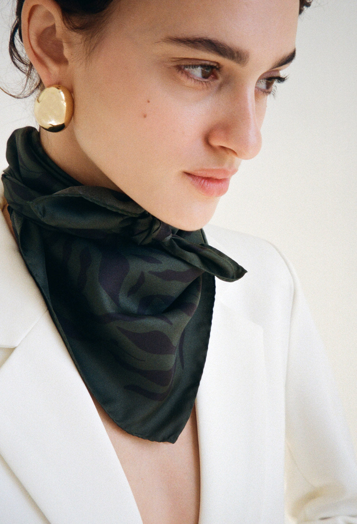 Afrikanischer Oliven Seidenfoulard 68x68 | Luxus Seidenschal