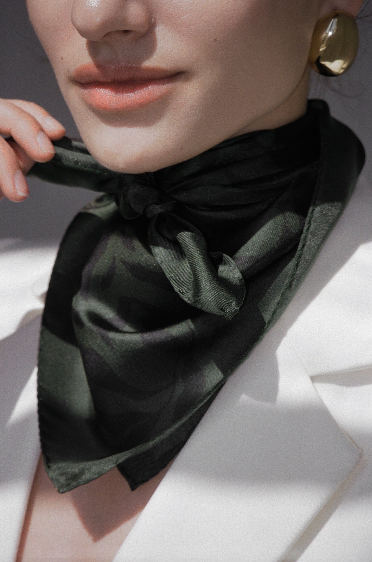 Afrikanischer Oliven Seidenfoulard 68x68 | Luxus Seidenschal
