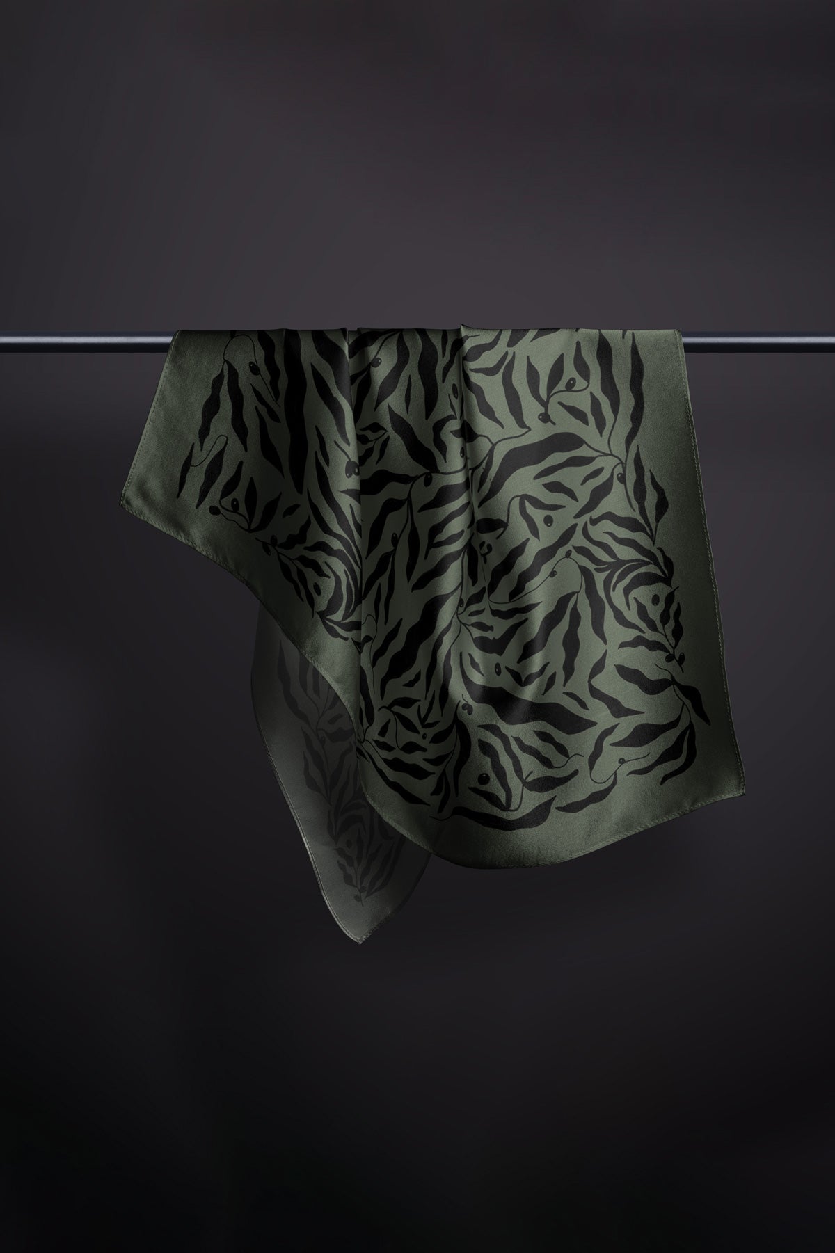 Afrikanischer Oliven Seidenfoulard 68x68 | Luxus Seidenschal