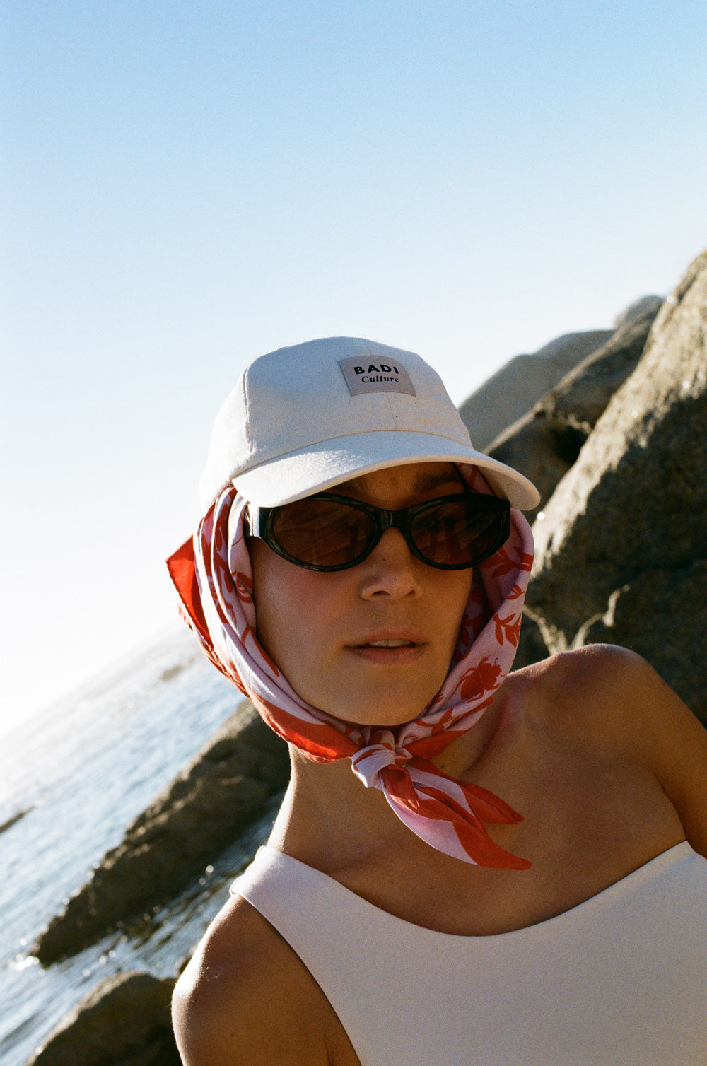 BADI Culture Caps in 100 % organic cotton with minimalist unisex design, responsibly manufactured in Poland by BADI Culture. Available as Sava Cap in sand-tone (Tsonga for “sand”) and Tala Cap in green (Tswana for “green”).