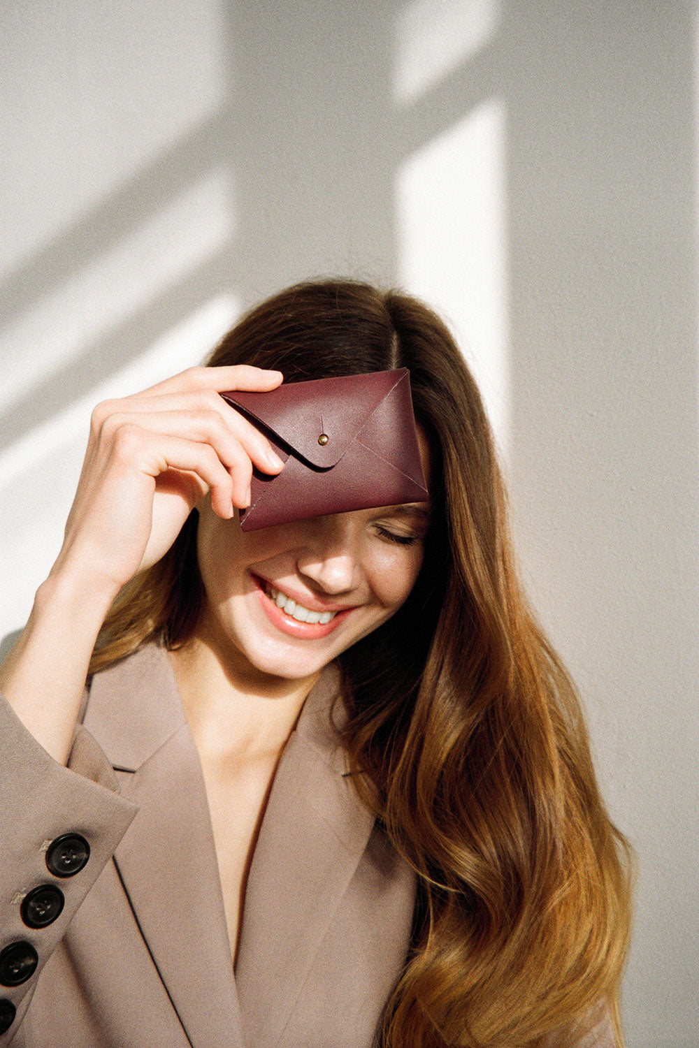 Kurvet Wallet made responsibly from vegetable-tanned leather, slim and durable unisex design, eco-friendly wallet built to develop a natural patina over time by BADI Culture.