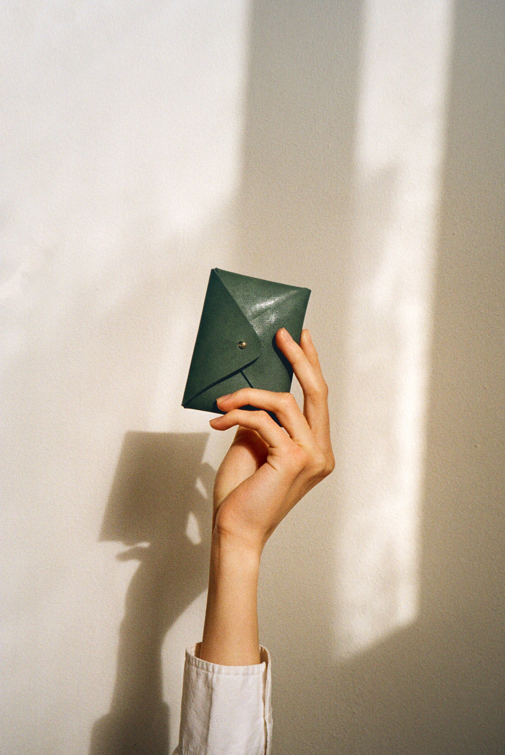 Kurvet Wallet made responsibly from vegetable-tanned leather, slim and durable unisex design, eco-friendly wallet built to develop a natural patina over time by BADI Culture.
