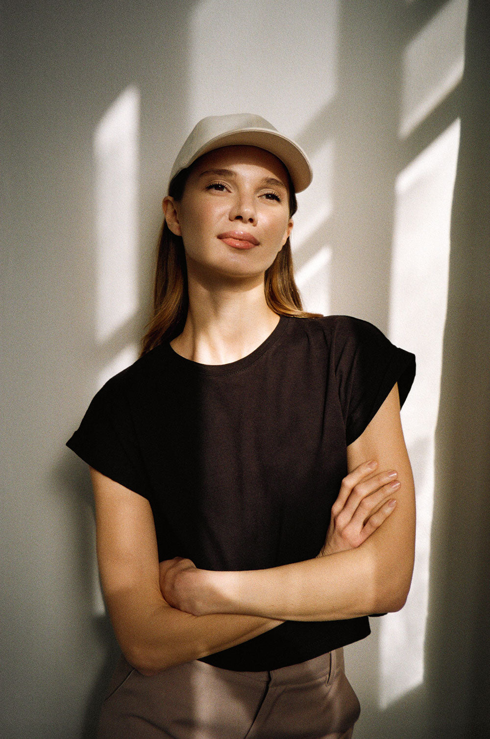 BADI Culture Caps in 100 % organic cotton with minimalist unisex design, responsibly manufactured in Poland by BADI Culture. Available as Sava Cap in sand-tone (Tsonga for “sand”) and Tala Cap in green (Tswana for “green”).