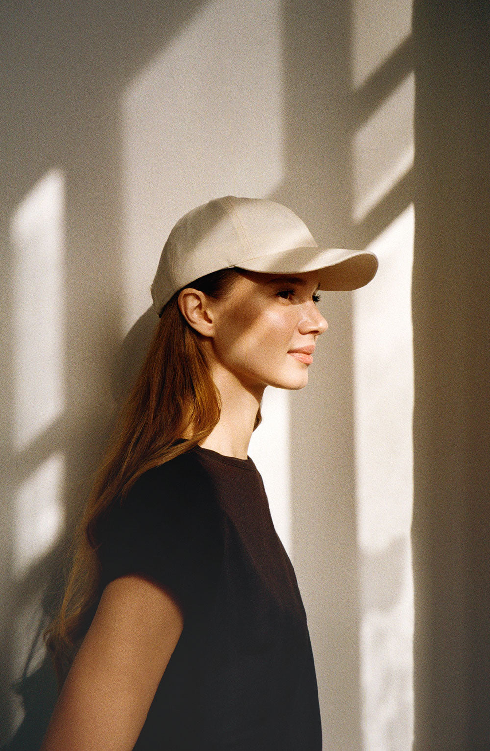 BADI Culture Caps in 100 % organic cotton with minimalist unisex design, responsibly manufactured in Poland by BADI Culture. Available as Sava Cap in sand-tone (Tsonga for “sand”) and Tala Cap in green (Tswana for “green”).