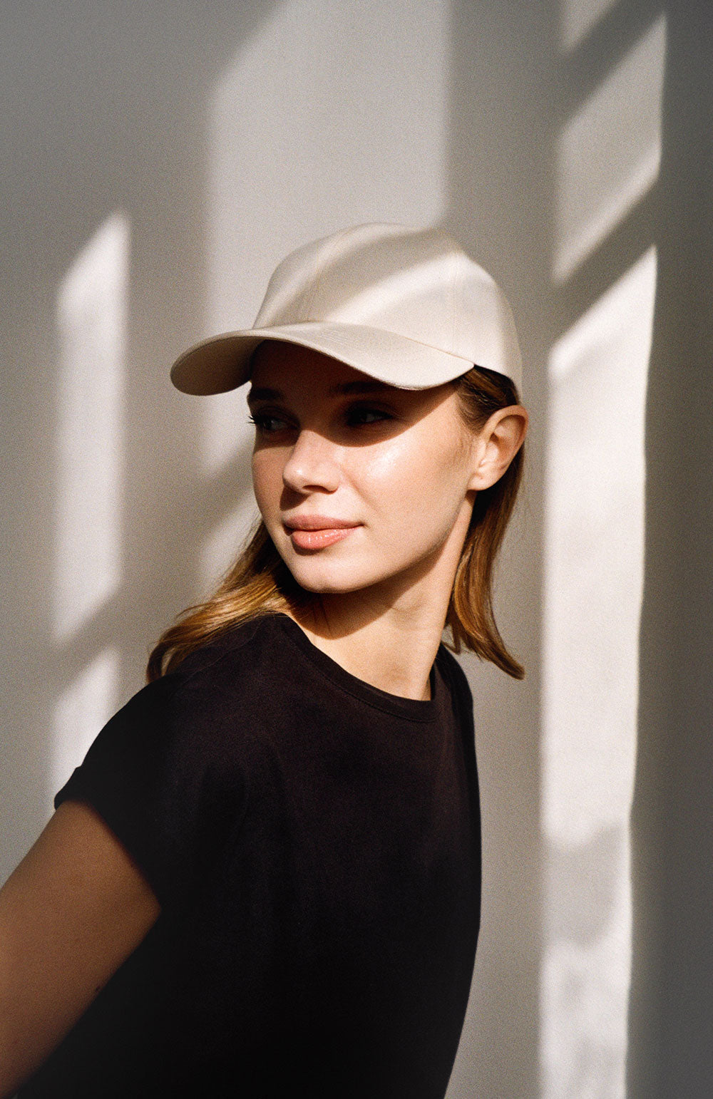 BADI Culture Caps in 100 % organic cotton with minimalist unisex design, responsibly manufactured in Poland by BADI Culture. Available as Sava Cap in sand-tone (Tsonga for “sand”) and Tala Cap in green (Tswana for “green”).