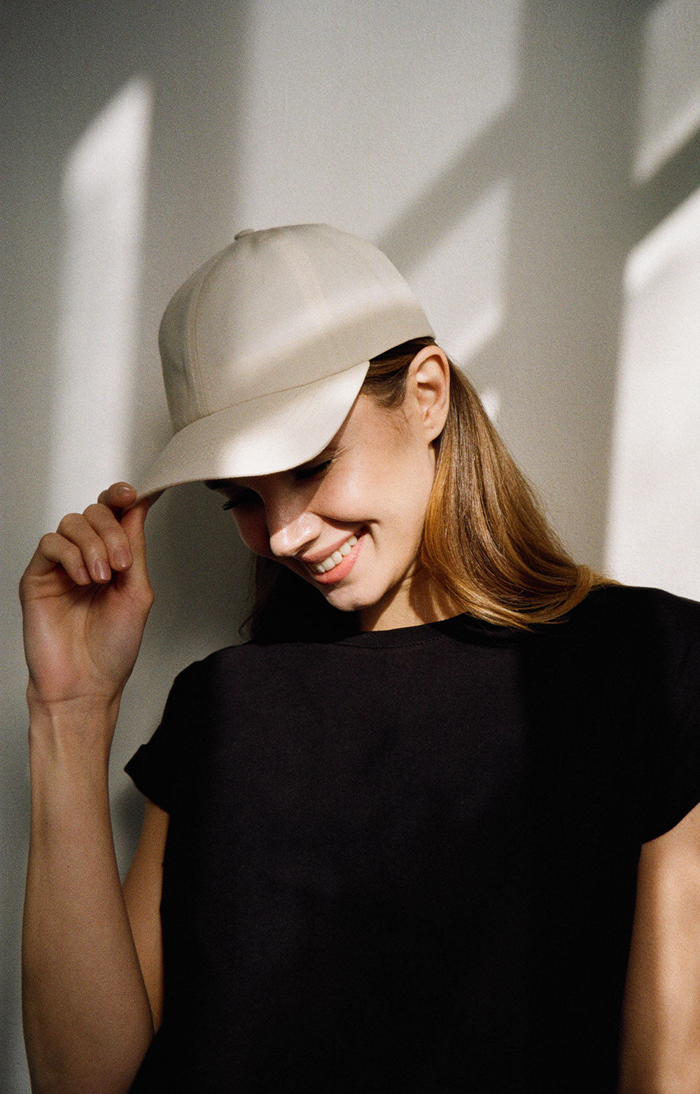 BADI Culture Caps in 100 % organic cotton with minimalist unisex design, responsibly manufactured in Poland by BADI Culture. Available as Sava Cap in sand-tone (Tsonga for “sand”) and Tala Cap in green (Tswana for “green”).