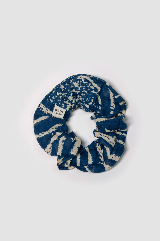 Nachhaltiges Scrunchie Amanzi in Blau und Beige aus Bio-Baumwolle