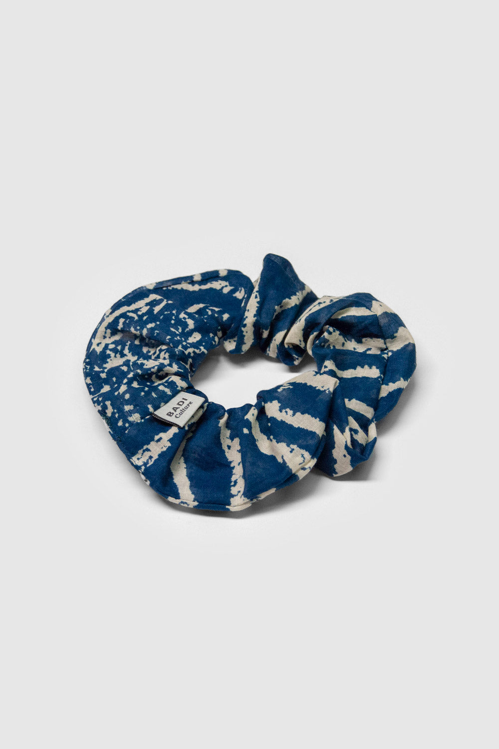 Nachhaltiges Scrunchie Amanzi in Blau und Beige aus Bio-Baumwolle