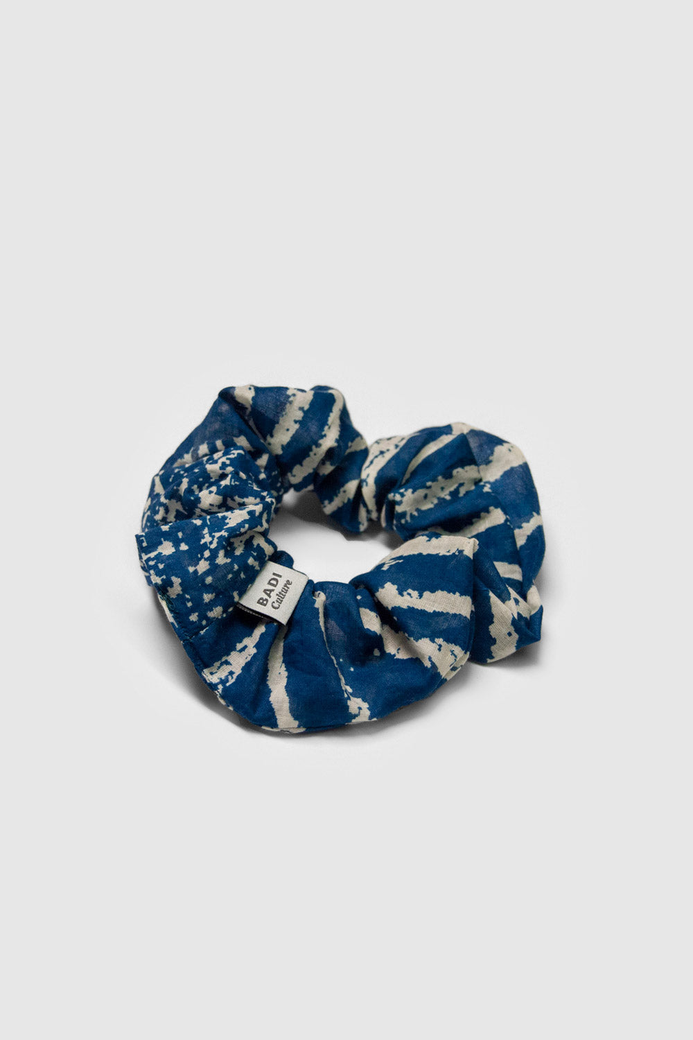 Nachhaltiges Scrunchie Amanzi in Blau und Beige aus Bio-Baumwolle