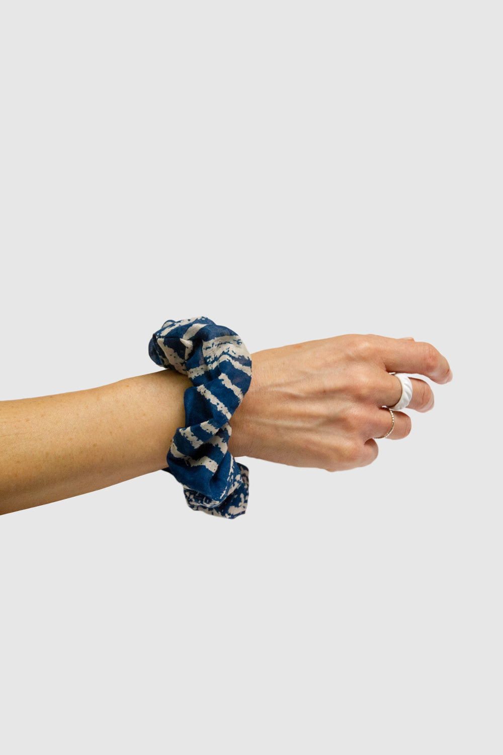 Nachhaltiges Scrunchie Amanzi in Blau und Beige aus Bio-Baumwolle