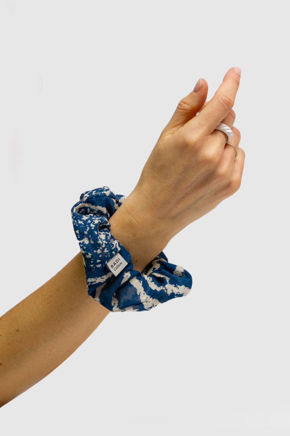 Nachhaltiges Scrunchie Amanzi in Blau und Beige aus Bio-Baumwolle