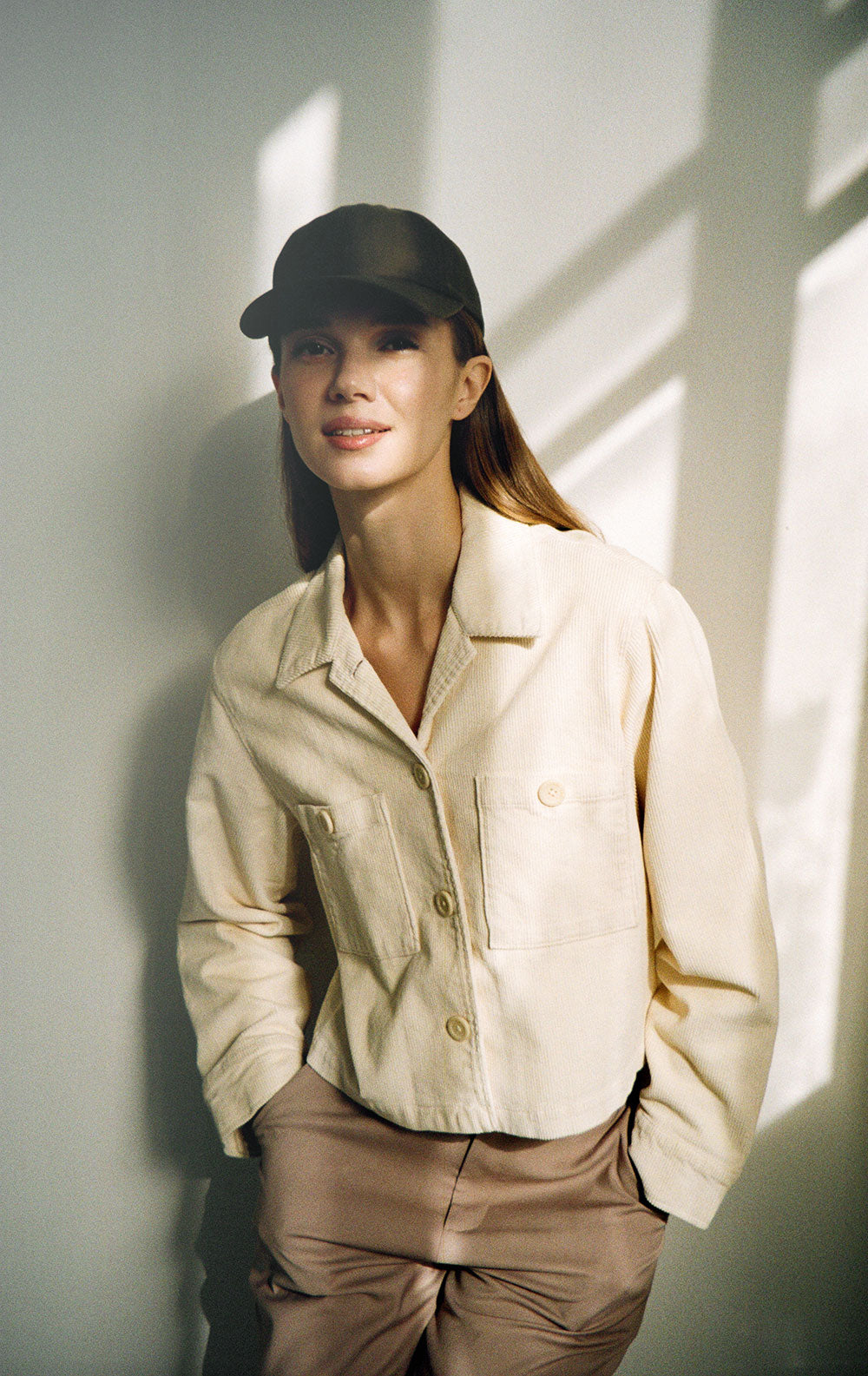 BADI Culture Caps in 100 % organic cotton with minimalist unisex design, responsibly manufactured in Poland by BADI Culture. Available as Sava Cap in sand-tone (Tsonga for “sand”) and Tala Cap in green (Tswana for “green”).